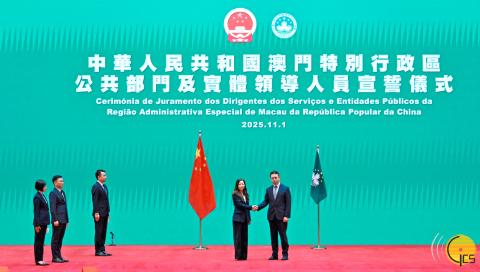 檢察長唐曉峰與宣誓的檢察長辦公室主任、辦公室副主任及辦公室顧問合影。
