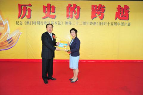 A Secretária para a Administração e Justiça, Dra. Sónia Chan Hoi Fan, 
oferece a publicação comemorativa da exposição de fotografias ao 
Vice-Presidente da Província de Henan, Xu Jichao
