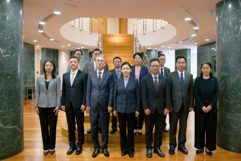 Fotografia de grupo entre o Secretário para a Administração e Justiça, 
Cheong Weng Chon, e a delegação chefiada pela Ministra do Ministério de 
Justiça, He Rong.
