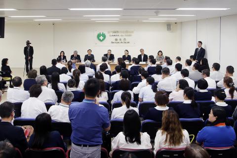 行政长官崔世安听取仁伯爵综合医院和镜湖医院急诊部人员、卫生局疾控中心、社工局人员的意见，感谢他们在风灾期间作出的贡献
