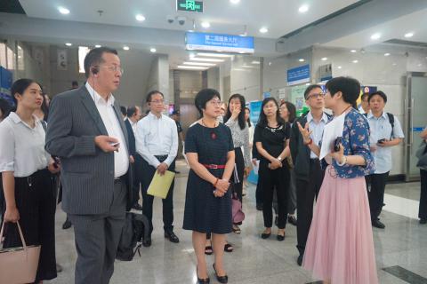 参观深圳市行政服务大厅并听取介绍
