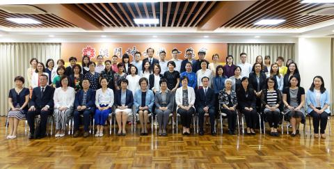 A Secretária Dra. Sónia Chan visitou a Associação Geral das Mulheres de
Macau para auscultar opiniões sobre a acção governativa.
A Secretária Dra. Sónia Chan visitou a Associação Geral das Mulheres de
Macau para auscultar opiniões sobre a acção governativa.