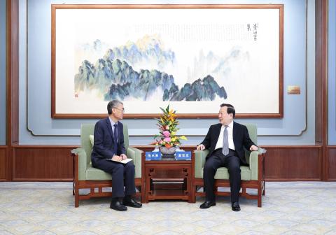 O director do Gabinete de Trabalho de Hong Kong e Macau do Comité Central do
Partido Comunista da China e do Gabinete dos Assuntos de Hong Kong e Macau
junto do Conselho de Estado, Xia Baolong, reuniu-se hoje (dia 17) em Pequim
com o Secretário para a Administração e Justiça e subchefe permanente da
Comissão de Gestão da Zona de Cooperação Aprofundada entre Guangdong e
Macau em Hengqin, Cheong Weng Chon.
O director do Gabinete de Trabalho de Hong Kong e Macau do Comité Central do
Partido Comunista da China e do Gabinete dos Assuntos de Hong Kong e Macau
junto do Conselho de Estado, Xia Baolong, reuniu-se hoje (dia 17) em Pequim
com o Secretário para a Administração e Justiça e subchefe permanente da
Comissão de Gestão da Zona de Cooperação Aprofundada entre Guangdong e
Macau em Hengqin, Cheong Weng Chon.