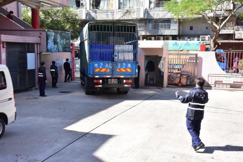 (演習) 
工作人員指示運載鮮活食品車輛進入臨時蔬菜集散點
