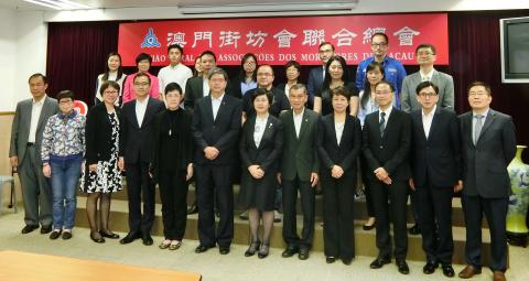 A Secretária Sónia Chan (a sexta do lado direito, na primeira fila) e os 
representantes da União Geral das Associações dos Moradores de Macau.
