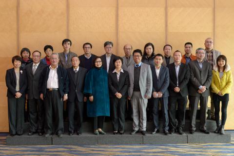 A Secretária para a Administração e Justiça Sónia Chan (6.a à direita) 
e os responsáveis e representantes dos médias de chinês de Macau
