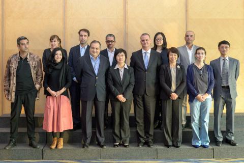 A Secretária para a Administração e Justiça Sónia Chan (4.a à esquerda) 
e os responsáveis e representantes dos médias de português e inglês de 
Macau
