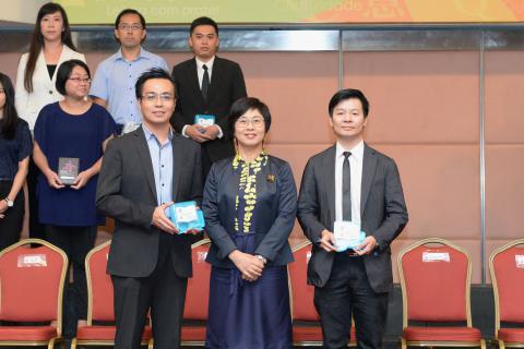 A Secretária para a Administração e Justiça, Chan Hoi Fan, entregou os 
prémios
