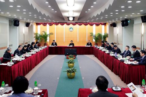 各委员讨论完善特区政府公共档案管理及中期立法规划的安排
