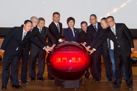 A SAJ Sónia Chan na cerimónia de lançamento do programa televisivo sobre a 
Lei Básica organizado conjuntamente pela Associação de Divulgação da Lei 
Básica de Macau e pela Companhia de Televisão por Satélite MASTV Limitada
