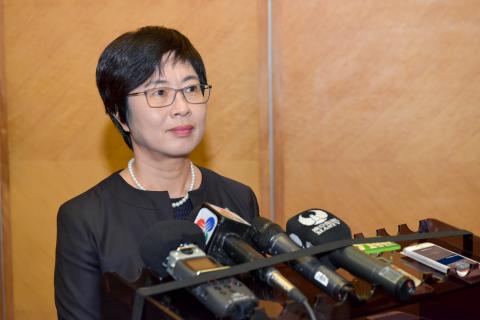 Secretária para a Administração e Justiça, Sónia Chan, fala à 
comunicação social à margem duma ocasião pública.
