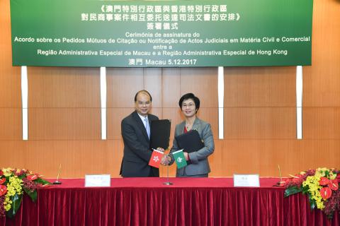 A SAJ, Sónia Chan, na cerimónia de assinatura do “Acordo sobre os Pedidos 
Mútuos de Citação ou Notificação de Actos Judiciais em Matéria Civil e 
Comercial entre a Região Administrativa Especial de Macau e a Região 
Administrativa Especial de Hong Kong”

