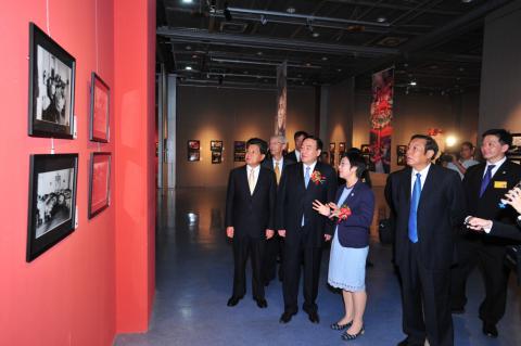 A Secretária para a Administração e Justiça, Dra. Sónia Chan Hoi Fan, e 
os dirigentes das entidades organizadoras visitam a exposição de 
fotografias
