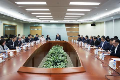 经济财政司司长李伟农联同辖下多个部门与商会、行业组织及劳工社团代表举行解释会，传达最新的疫情讯息及指引。
