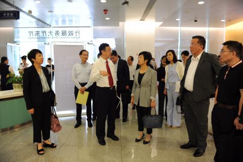 参观佛山市行政服务中心并听取介绍
