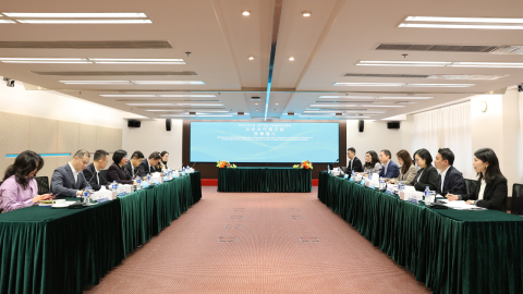 Realização do colóquio entre a Direcção dos Serviços de Assuntos de 
Justiça do Governo da RAEM e o Departamento de Justiça de Shenzhen.
