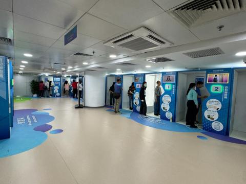 A deslocação dos residentes ao Centro de Serviços de Auto-Atendimento de 
24 horas do Governo para tratamento de documentos encontra-se em boa ordem
