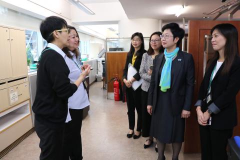 陈海帆司长与工作人员进行亲切交谈
