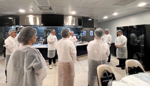 廣東交流團實地了解本澳企業的食品安全管理、品質控制及營運操作。
