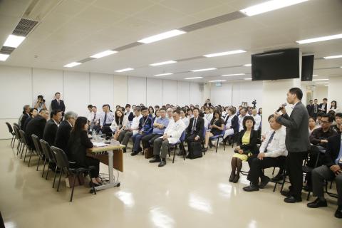 行政长官崔世安听取仁伯爵综合医院和镜湖医院急诊部人员、卫生局疾控中心、社工局人员的意见，感谢他们在风灾期间作出的贡献
