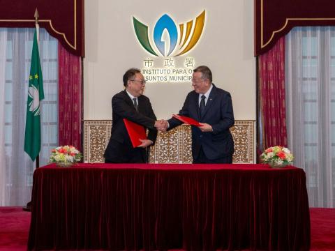 三項合作協議由市政署市政管理委員會主席戴祖義與拱北海關關長詹少彤簽署。
