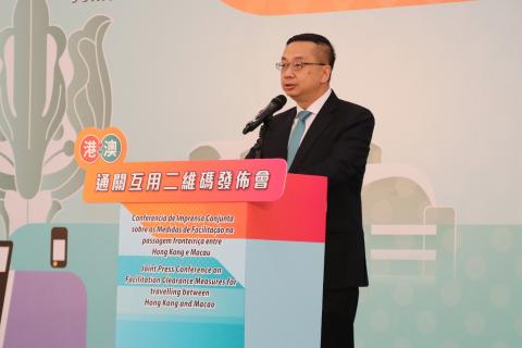 O Director dos Serviços de Imigração de Hong Kong, Kwok Joon-fung,
proferiu o discurso na conferência de imprensa
O Director dos Serviços de Imigração de Hong Kong, Kwok Joon-fung,
proferiu o discurso na conferência de imprensa