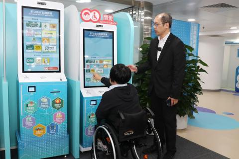 身份證明局代表介紹新款多功能自助服務機

