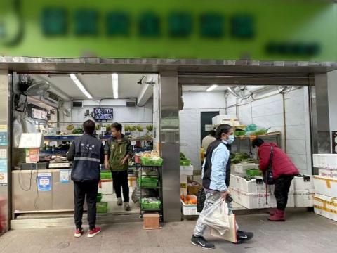 市政署人员向零售蔬菜商户宣导使用十进制
