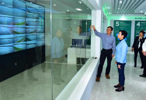 考察当地咸淡水特色养殖鲩鱼基地，了解现代化水产养殖实施全过程的资讯化及智能化安全监控
