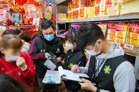 治安警、海关及市政署进行打击非法烟花爆竹联合行动。
