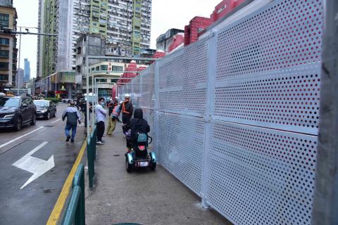 A colocacao de tapumes a volta do Mercado Vermelho visa reduzir o impacto da
obra aos vendilhoes e cidadaos da zona
A colocacao de tapumes a volta do Mercado Vermelho visa reduzir o impacto da
obra aos vendilhoes e cidadaos da zona