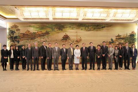 Fotografia em conjunto dos participantes na reunião consultiva para a 
discussão sobre os trabalhos no âmbito dos tratados e leis relacionados com 
a Região Administrativa Especial de Macau.
