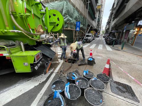 于部分下水道清出大量淤泥垃圾
