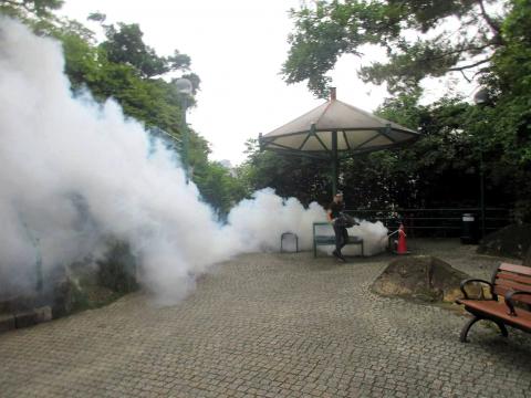 工作人員於望廈山公園進行化學滅蚊
