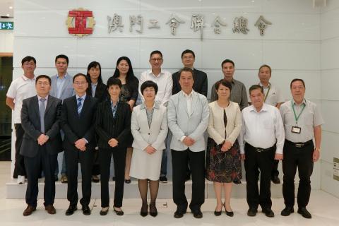 A Secretária Sónia Chan (a quarta do lado esquerdo, na primeira fila) e os 
representantes da Federação das Associações dos Operários de Macau.
