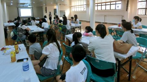 法务局人员向亲子们讲解《宪法》和《基本法》的基本知识
