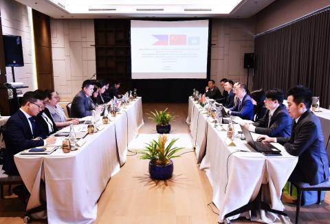 A delegação da RAEM e a delegação das Filipinas procederam à 
negociação relativa aos acordos de cooperação judiciária.
