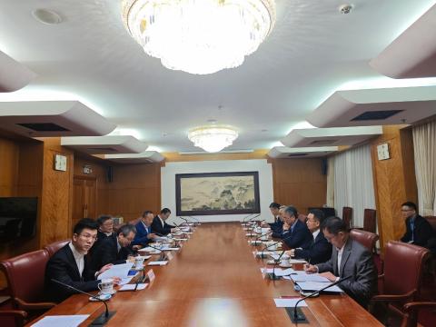 O Secretário para a Administração e Justiça e subchefe permanente da
Comissão de Gestão da Zona de Cooperação Aprofundada entre Guangdong e
Macau em Hengqin, Cheong Weng Chon, liderando a delegação, encontrou-se com
o membro do Grupo de Liderança do Partido da Comissão Nacional de
Desenvolvimento e Reforma (Gabinete do Grupo Líder de Desenvolvimento de
Coordenação Regional do Comité Central), Guo Lanfeng.
O Secretário para a Administração e Justiça e subchefe permanente da
Comissão de Gestão da Zona de Cooperação Aprofundada entre Guangdong e
Macau em Hengqin, Cheong Weng Chon, liderando a delegação, encontrou-se com
o membro do Grupo de Liderança do Partido da Comissão Nacional de
Desenvolvimento e Reforma (Gabinete do Grupo Líder de Desenvolvimento de
Coordenação Regional do Comité Central), Guo Lanfeng.