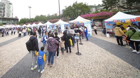 Encontram-se disponíveis no festival os jogos de banca relativos à
divulgação jurídica que atraíram a participação dos cidadãos.
Encontram-se disponíveis no festival os jogos de banca relativos à
divulgação jurídica que atraíram a participação dos cidadãos.