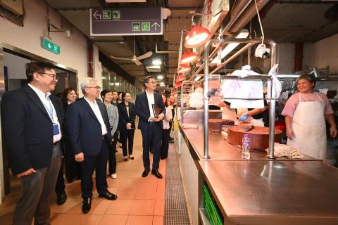 黄司长与街市摊贩交谈,了解经营状况。
 黄司长与街市摊贩交谈,了解经营状况。