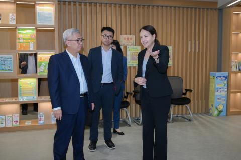 黃司長了解退休基金會的運作情況
