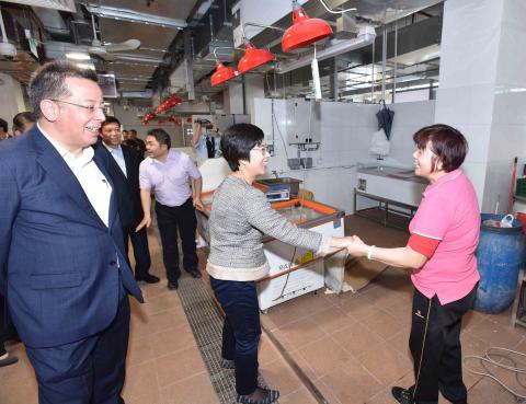 A Secretária Chan Hoi Fan visitou o Mercado do Patane para tomar 
conhecimento do andamento da mudança das bancas e trocar impressões com os 
vendilhões
