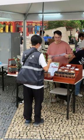 IAM reforça rondas de inspecção nos estabelecimentos de comida e bebidas
para uma boa gestão da segurança alimentar nos feriados
IAM reforça rondas de inspecção nos estabelecimentos de comida e bebidas
para uma boa gestão da segurança alimentar nos feriados