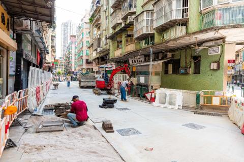 Concluída obra de optimização da rede de drenagem no Bairro San Kio, sendo
a circulação de trânsito retomada a partir de sexta-feira.
Concluída obra de optimização da rede de drenagem no Bairro San Kio, sendo
a circulação de trânsito retomada a partir de sexta-feira.