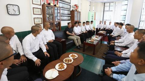 蒋朝阳教授与学员们于“国是茶聊”小型讨论会上进行交流
