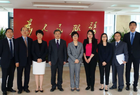 Fotografia de grupo entre a Secretária Sónia Chan (no meio) e sua 
delegação e o subdirector Gan Cangchun do Gabinete dos Assuntos 
Legislativos do Conselho de Estado (quarto à esquerda) e outros dirigentes.
