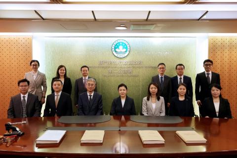 A delegação chefiada pela Ministra do Ministério de Justiça, He Rong, 
visitou as conservatórias e o cartório notarial.
