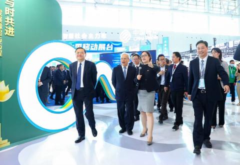 Directora dos SAFP, Ng Wai Han, apresentou ao Wang Qinmin, vice-presidente da 
12ª CCPPC, sobre o desenvolvimento da Governação Electrónica do Governo 
da RAEM

