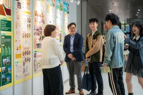 市政署代表听取得奖团队介绍参赛方案

