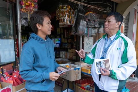 市政署走访美副将大马路周边住户商铺介绍道路重铺工程
